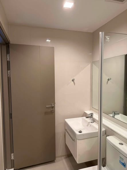 room interior and bathroom of Life Asoke Hype