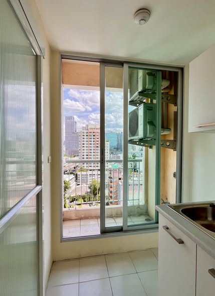 room interior of Life @ Phahon – Ari