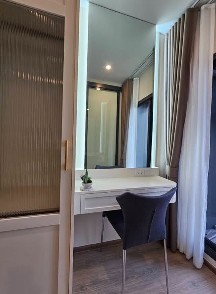 bedroom and bathroom of Life Rama 4 – Asoke