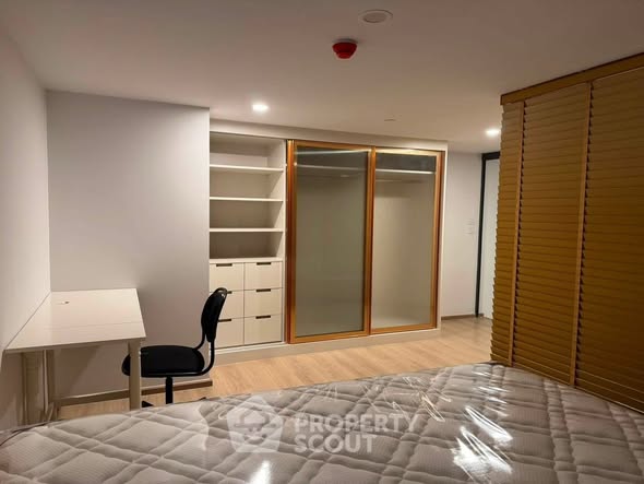 bedroom and room interior of Life Rama 4 – Asoke