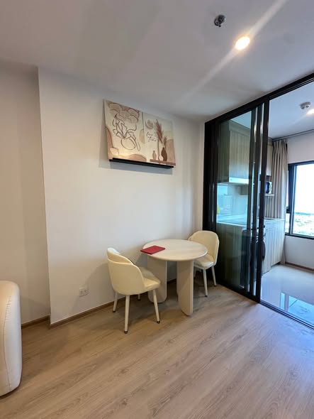 room interior of Life Rama 4 – Asoke