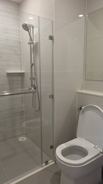 room interior and bathroom of Life Rama 4 – Asoke