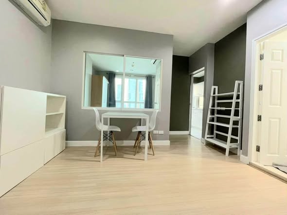 room interior of Life @ Sathon 10
