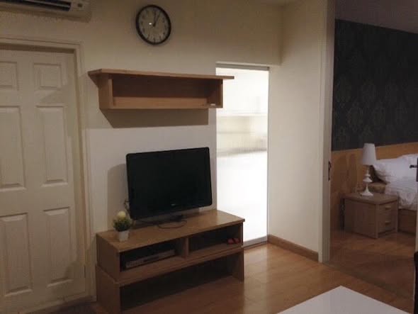bedroom and room interior of Life @ Sukhumvit 65