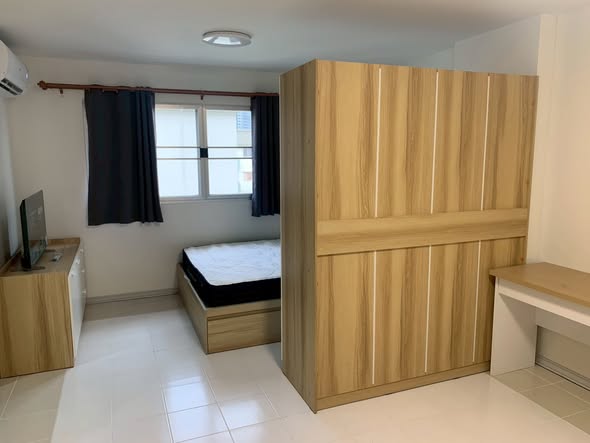 bedroom and room interior of Lumpini Center Sukhumvit 77.