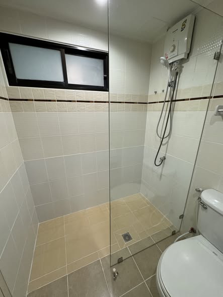 room interior and bathroom of Lumpini Place Ratchada-Tha Phra
