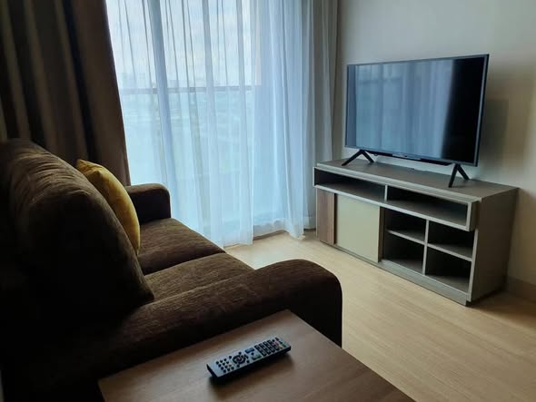 bedroom and living room of Lumpini Suite Phetchaburi – Makkasan