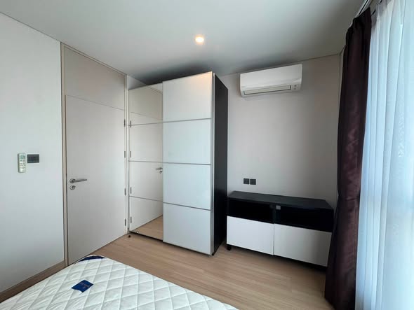 bedroom and room interior of Lumpini Suite Phetchaburi – Makkasan