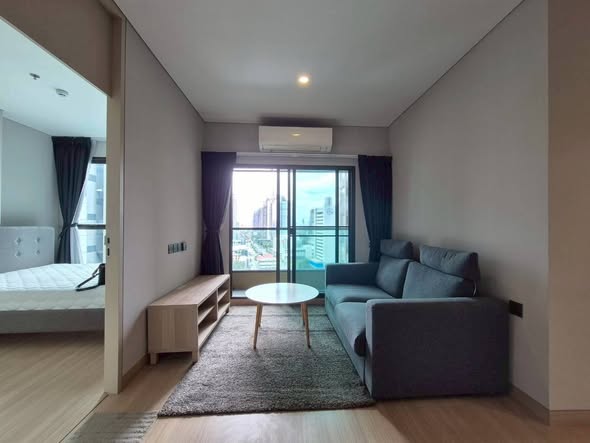 living room and bedroom of Lumpini Suite Phetchaburi – Makkasan