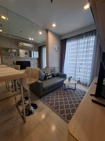 bedroom and living room of M Thonglor 10