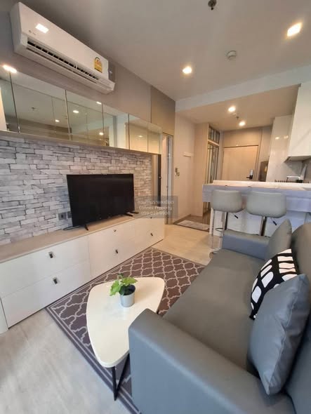 living room and kitchen of M Thonglor 10