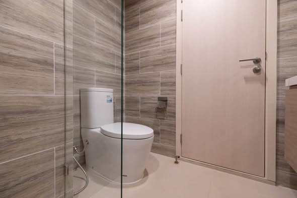 room interior and bathroom of Maestro 03 Ratchada-Rama 9