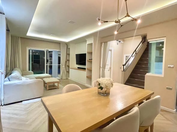 living room of Manthana Onnut-Wongwaen 1