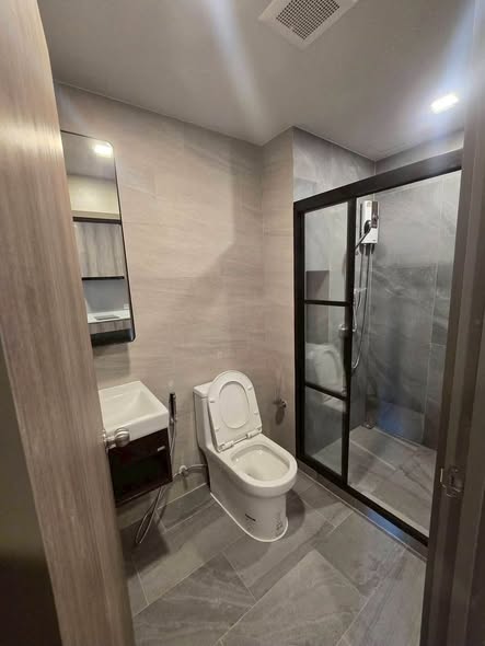 room interior and bathroom of Metris Lat Phrao