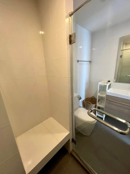 room interior and bathroom of Metro Luxe Riverfront Rattanathibet