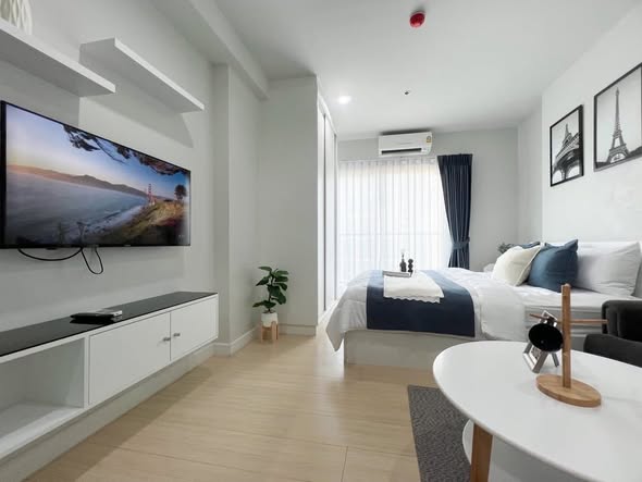 living room and bedroom of Metro Sky Wutthakat
