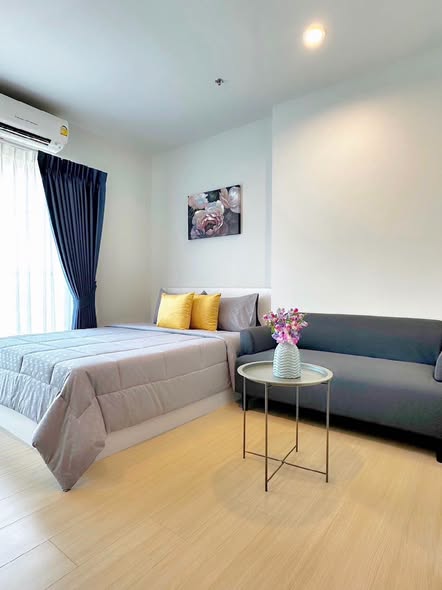 living room and bedroom of Metro Sky Wutthakat