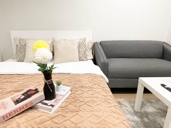 living room and bedroom of Metro Sky Wutthakat