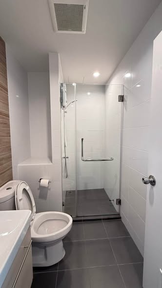 room interior and bathroom of Metro Sky Wutthakat