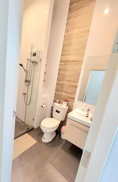 room interior and bathroom of Metro Sky Wutthakat