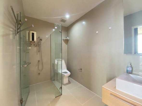room interior and bathroom of MUNIQ LANGSUAN