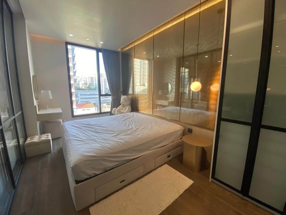 bedroom and room interior of MUNIQ Sukhumvit 23