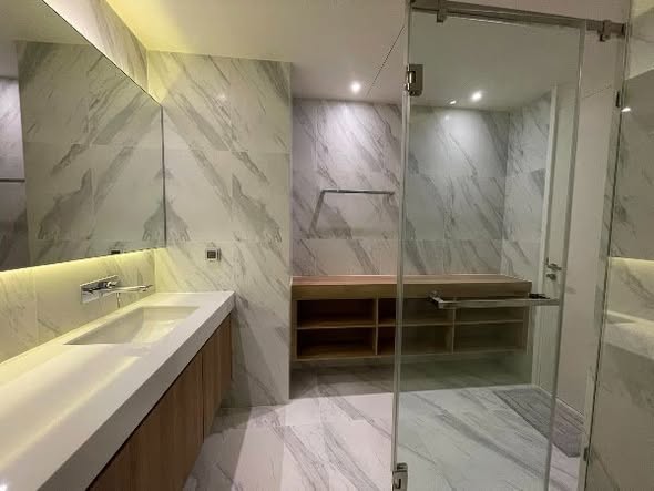 room interior and bathroom of MUNIQ Sukhumvit 23