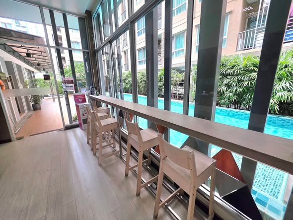 pool and room interior of คอนโด Niche id