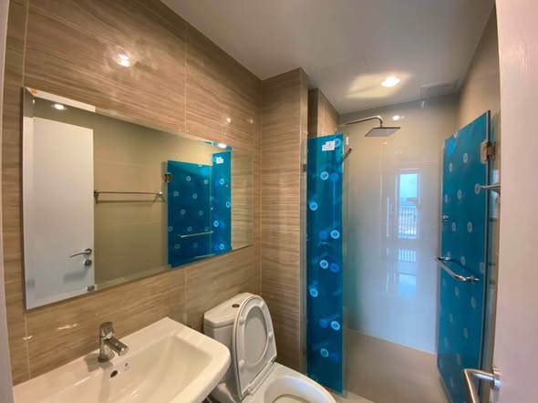 room interior and bathroom of Niche MONO Sukhumvit Bearing