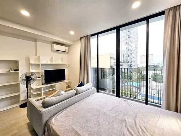 bedroom and living room of Noble Ambience Sukhumvit 42