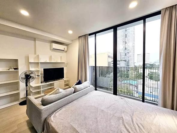 living room and bedroom of Noble Ambience Sukhumvit 42