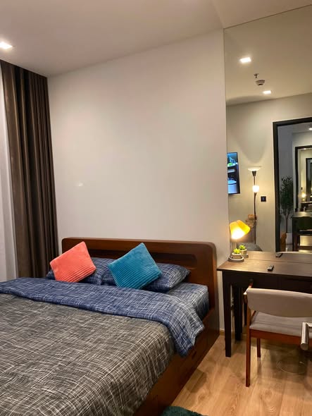 bedroom of Noble Around Ari