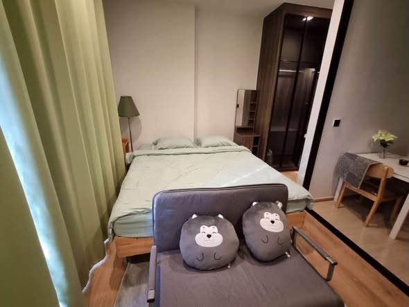 bedroom of Noble Around Ari