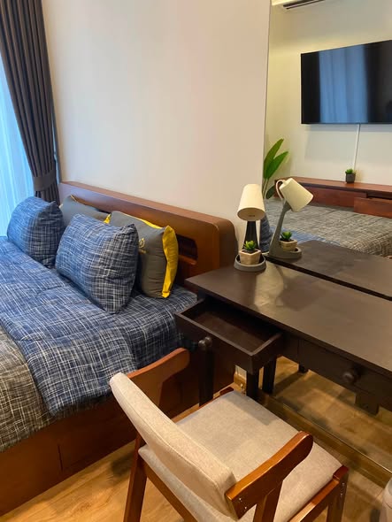 bedroom of Noble Around Ari