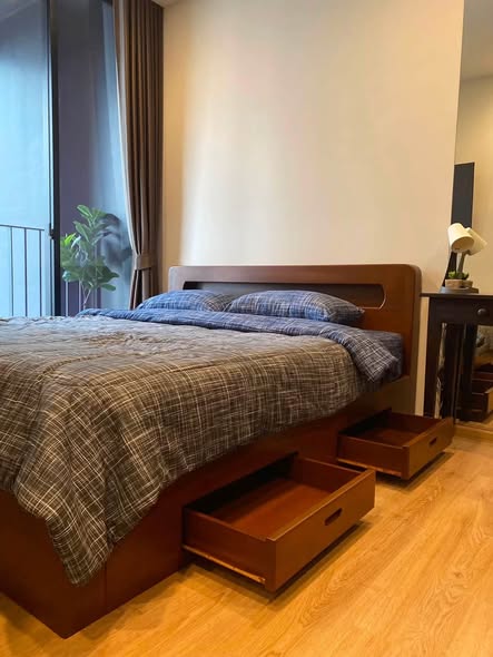 bedroom of Noble Around Ari