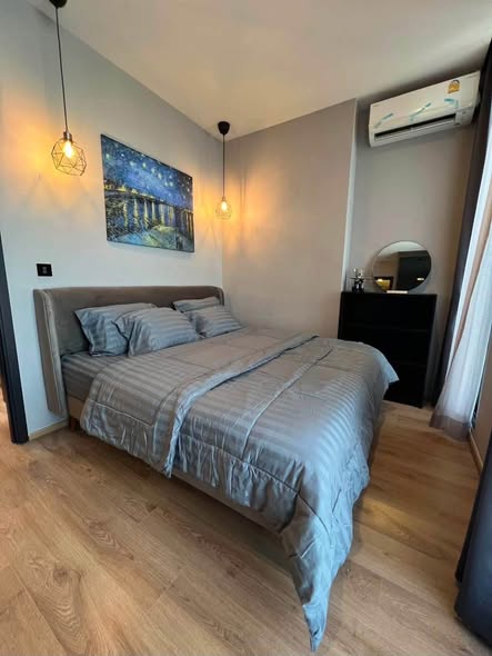 bedroom of Noble Around Ari