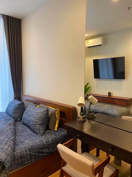 bedroom of Noble Around Ari