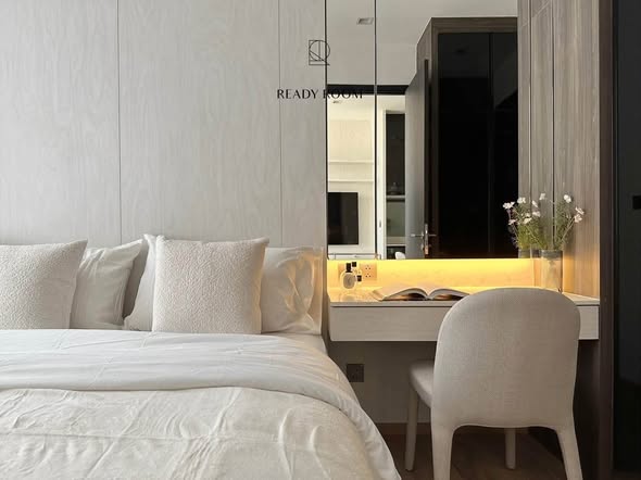 bedroom of Noble Around Ari