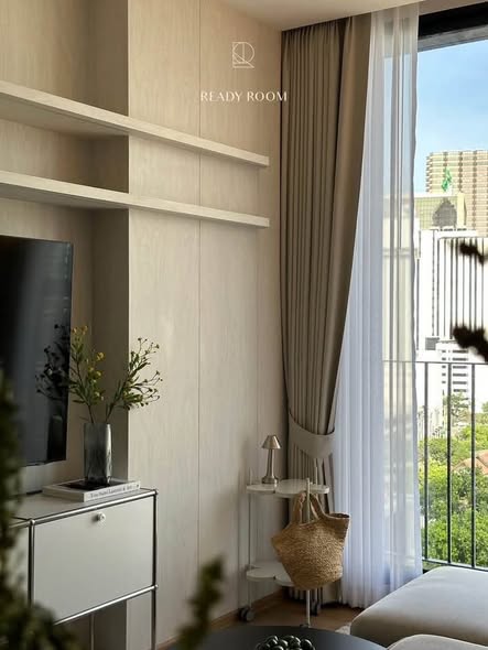 bedroom of Noble Around Ari