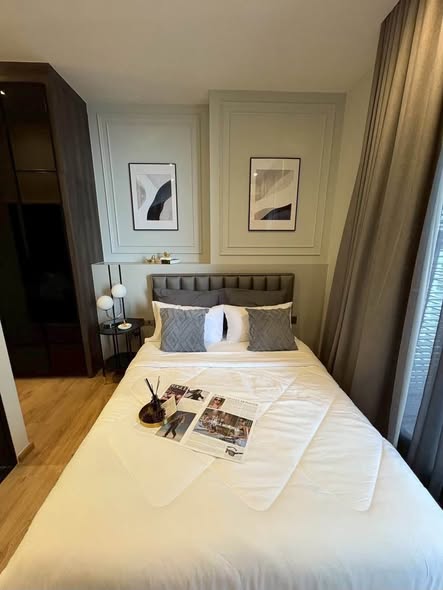 bedroom of Noble Around Ari