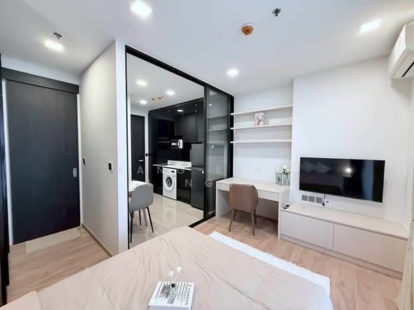 bedroom and room interior of Noble Around Ari