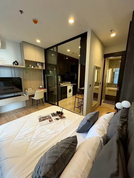 bedroom and room interior of Noble Around Ari