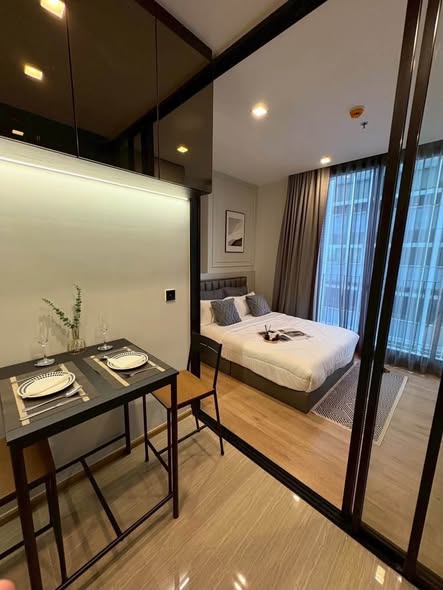 bedroom and room interior of Noble Around Ari