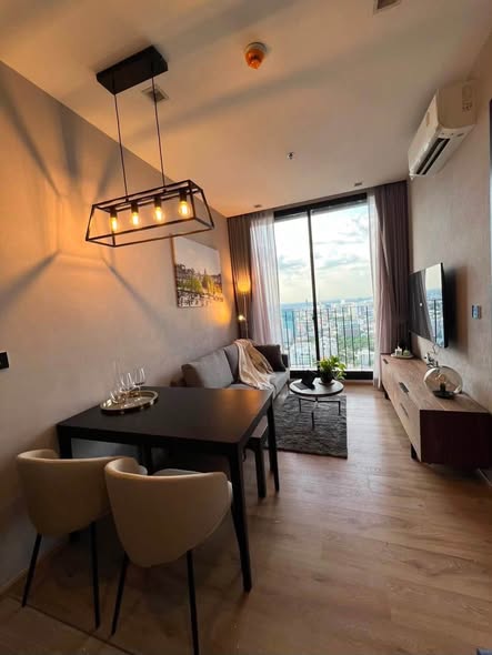 living room and room interior of Noble Around Ari