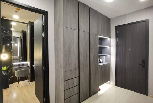 room interior of Noble Around Ari