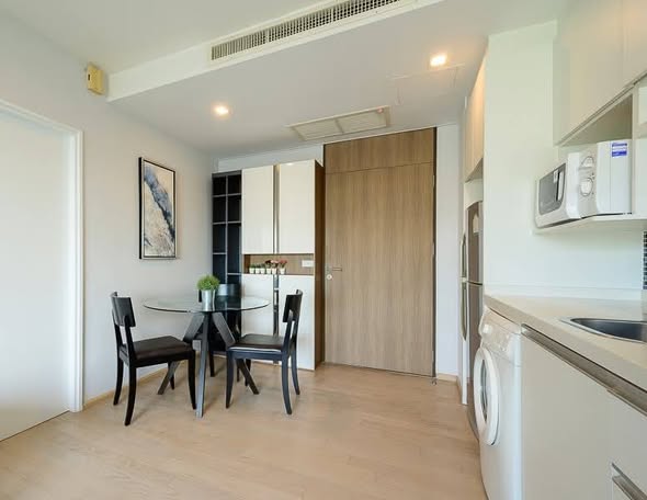 room interior of Noble Remix