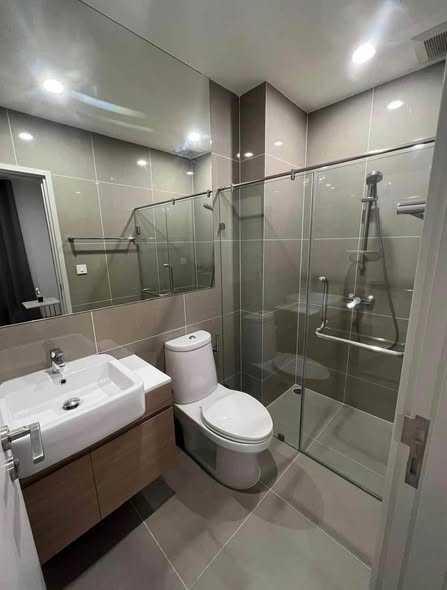 bathroom of Noble Revolve Ratchada 1