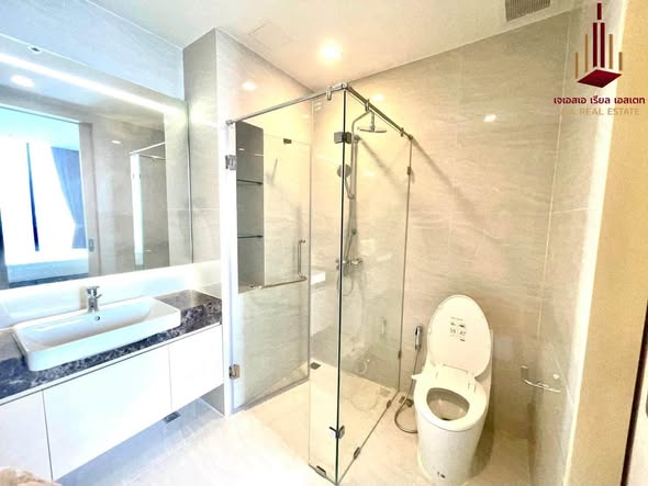 room interior and bathroom of Noble State Sukhumvit 39