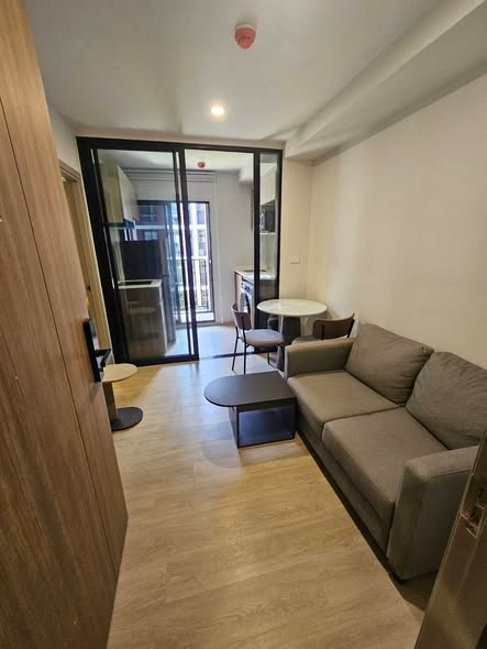living room and room interior of Nue Cross Khu Khot Station (นิว ครอส คูคต สเตชัน)