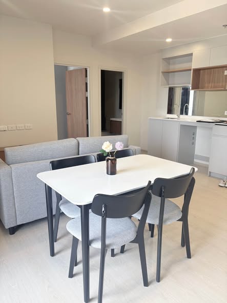 room interior and kitchen of Nue Riverest Ratburana นิว ริเวอร์เรสต์ ราษฎร์บูรณะ